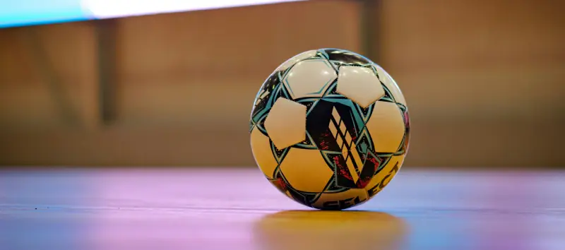 Campo de futebol visto através das redes do gol